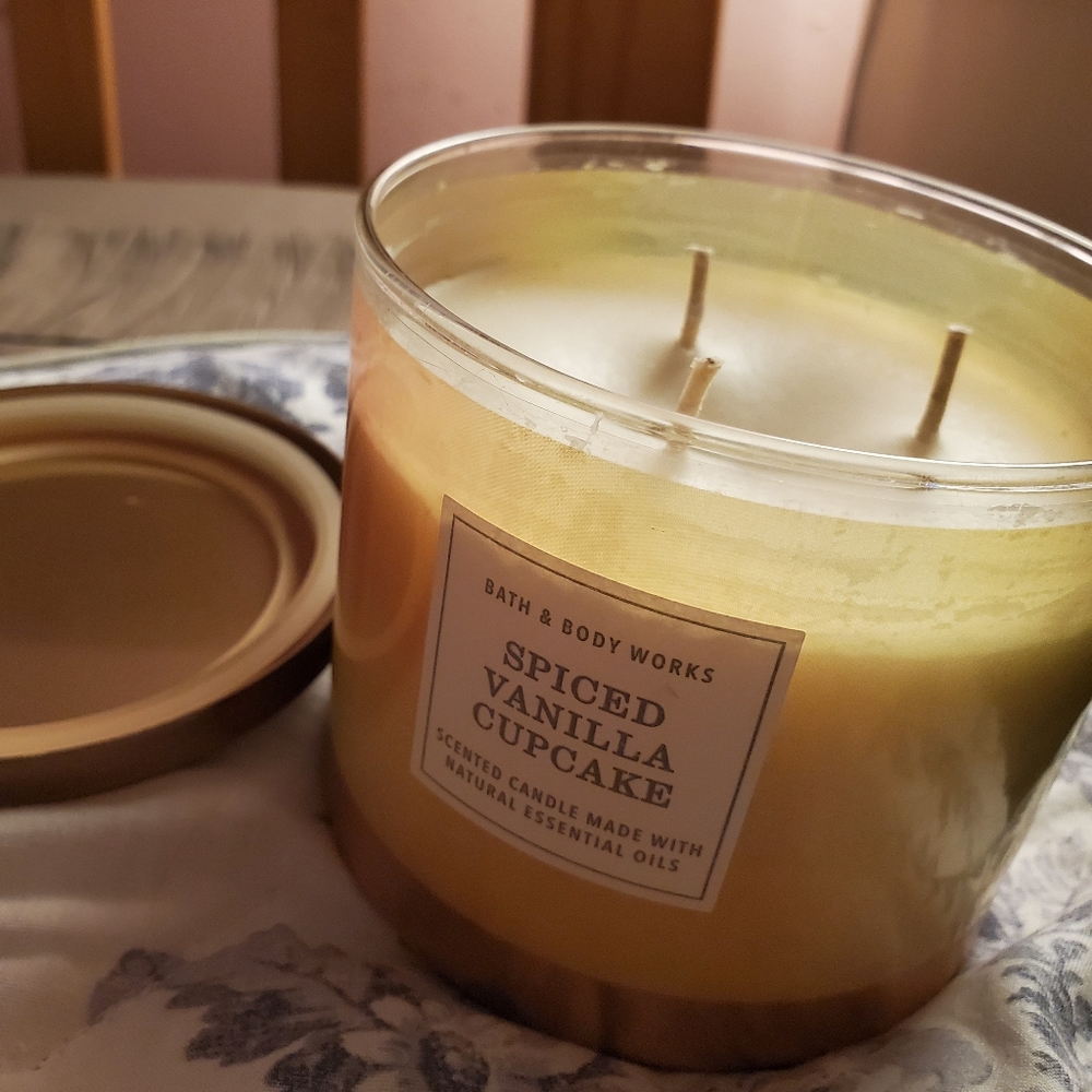 Bath and Body Works Spiced Vanilla Cupcake 3-Wick Candle - Picture 2 of 7